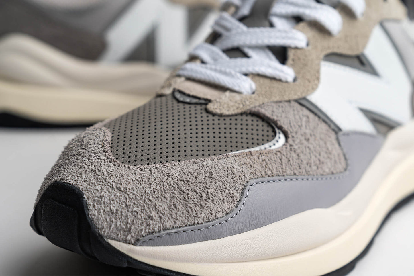 57/40 - Grey/White