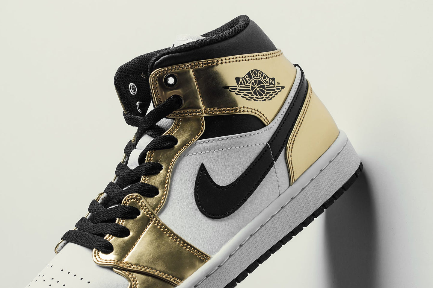 Air Jordan 1 Mid SE - Metallic Gold/Black