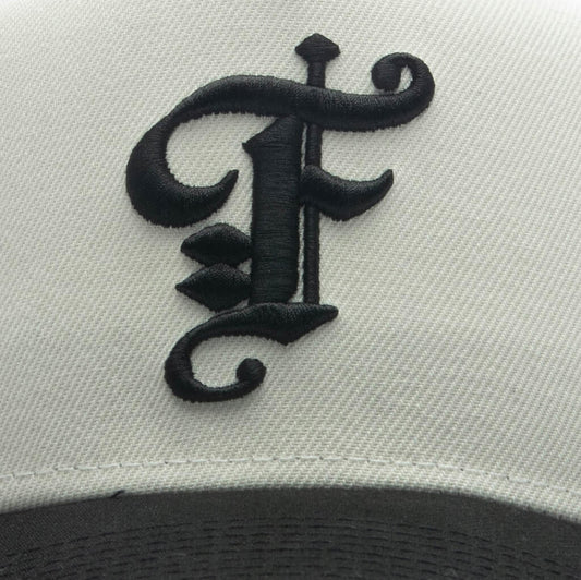 Feature x New Era 59FORTY Curved A-Frame Fitted Old English F - Chrome/Black