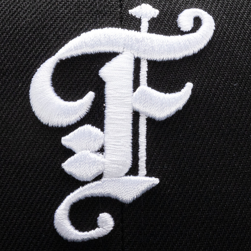Feature x New Era 59FIFTY Fitted Old English F Calabasas - Black/White