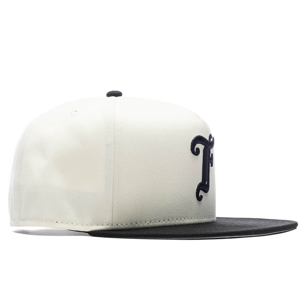 Feature x New Era 9FIFTY Curved A-Frame Old English F Snapback - Chrome/Black