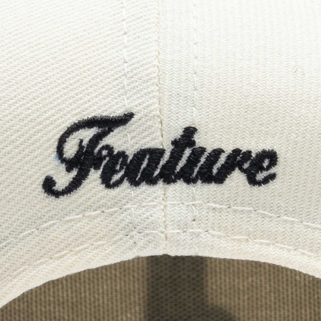 Feature x New Era 9FIFTY Curved A-Frame Old English F Snapback - Chrome/Black