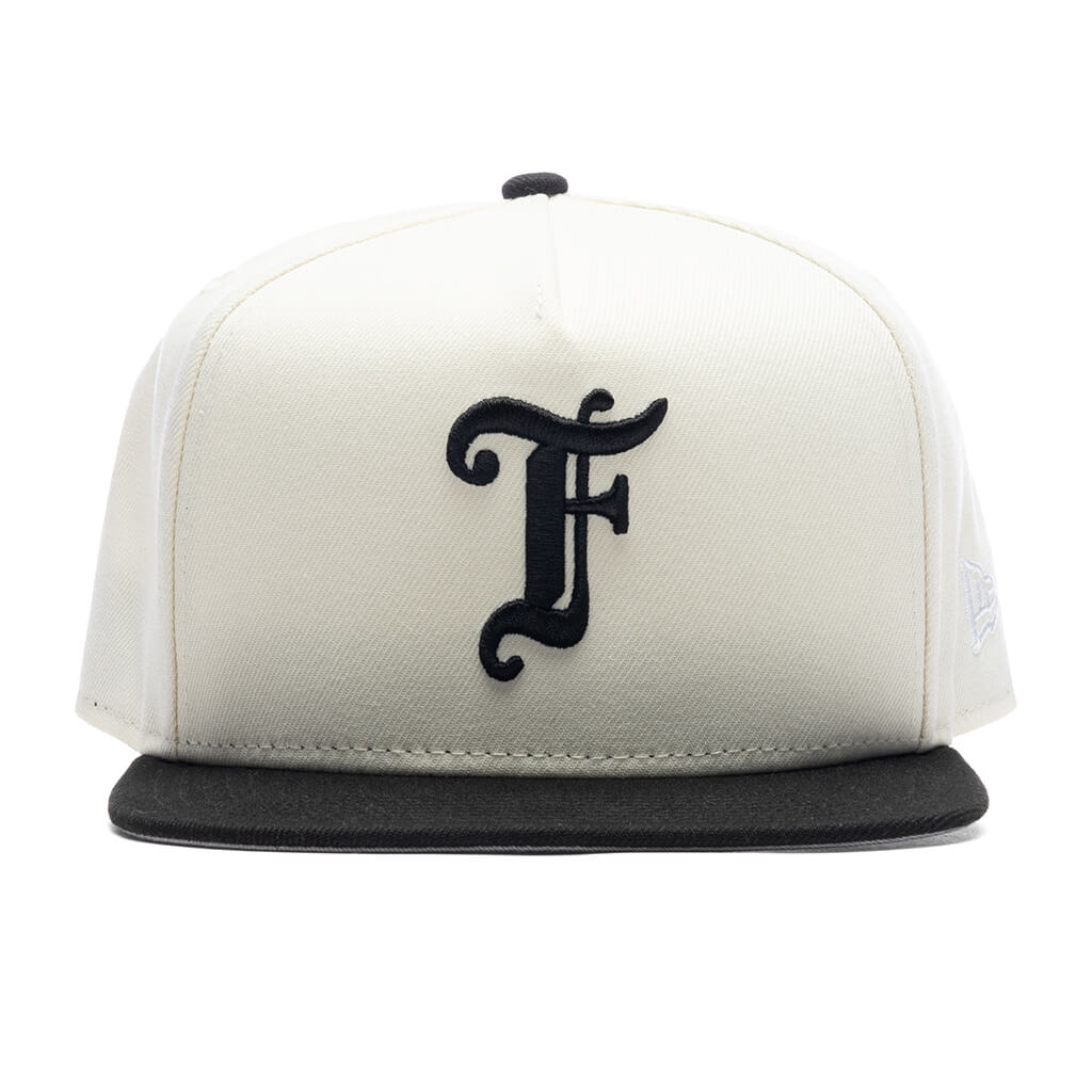 Feature x New Era 9FIFTY Curved A-Frame Old English F Snapback - Chrome/Black
