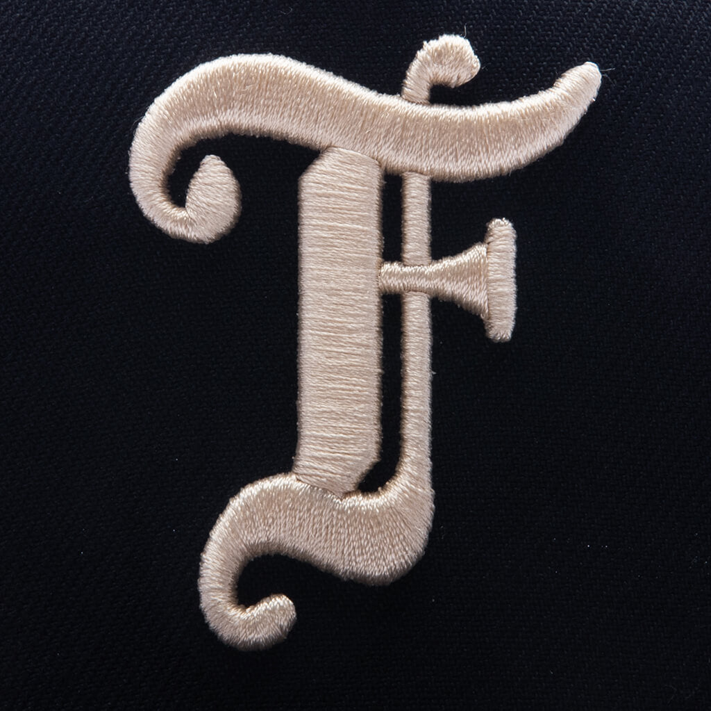 Feature x New Era 9FIFTY Curved A-Frame Old English F Snapback - Navy