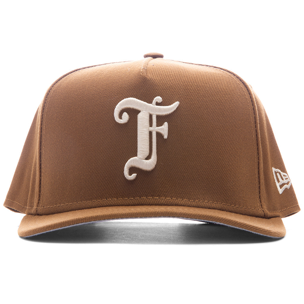 Feature x New Era 9FIFTY Curved A-Frame Old English F Snapback - Toasted Peanut