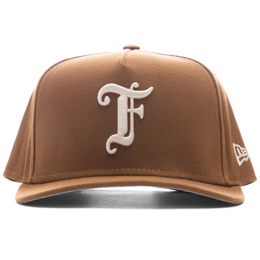 Feature x New Era 9FIFTY Curved A-Frame Old English F Snapback - Toasted Peanut