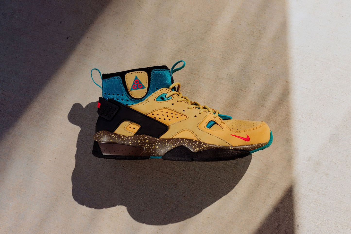 ACG Air Mowabb - Twine/Fusion Red/Club Gold