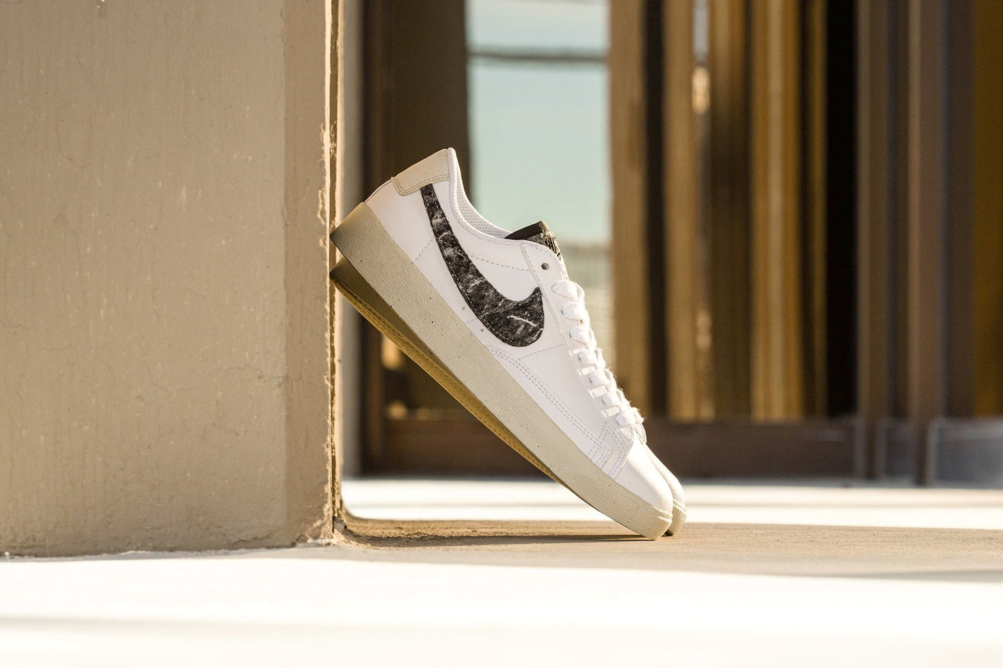 Women's Blazer Low SE - White/Black/Light Bone