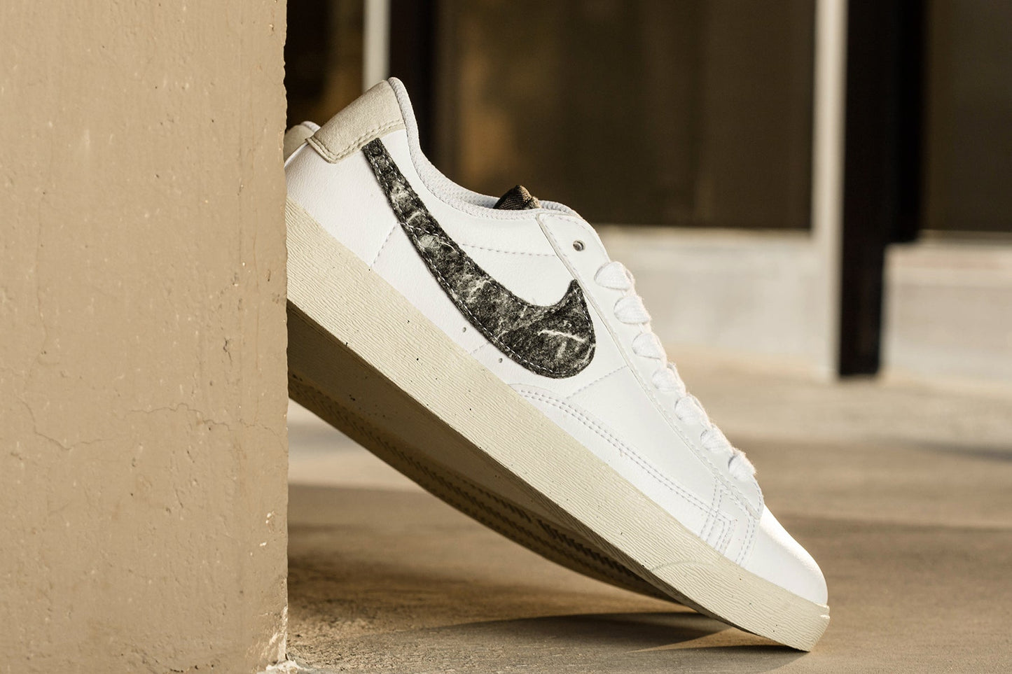 Women's Blazer Low SE - White/Black/Light Bone