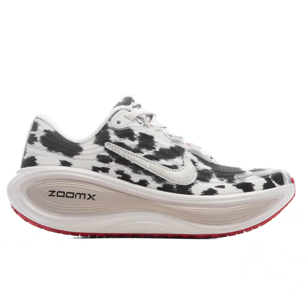 Women's Vomero Plus - Sail/Sail/University Red/Light Orewood Brown